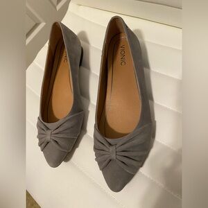 Vionic grey suede elegant bow shoes size 10 - excellent condition!